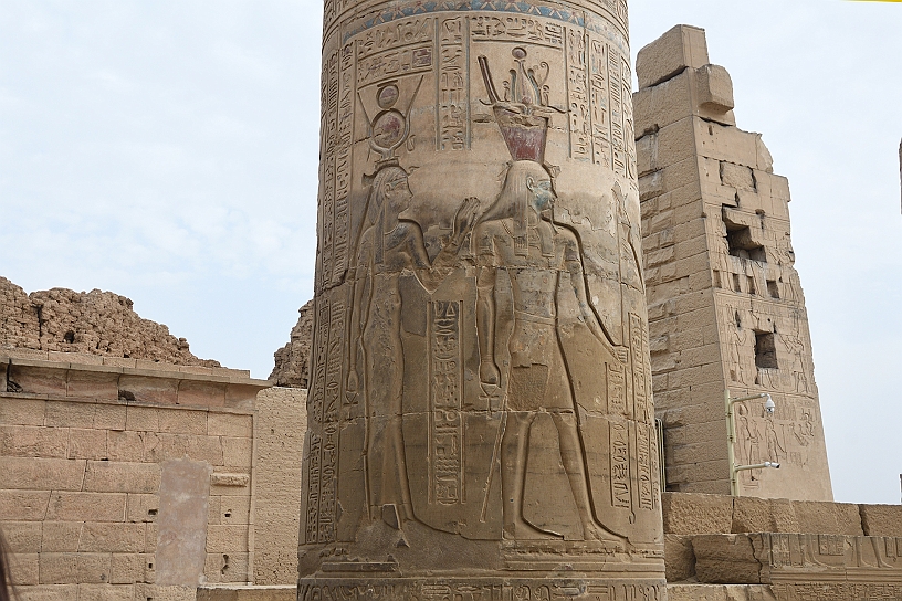 38 MAK_6351.jpg - La figura maschile, identificata come un faraone tolemaico (Tolomeo XII) tiene in mano simboli di vita e potere: l'Ankh. La figura femminile, la dea Hathor, tipicamente associata che rappresenta la fertilità, la musica e la gioia.